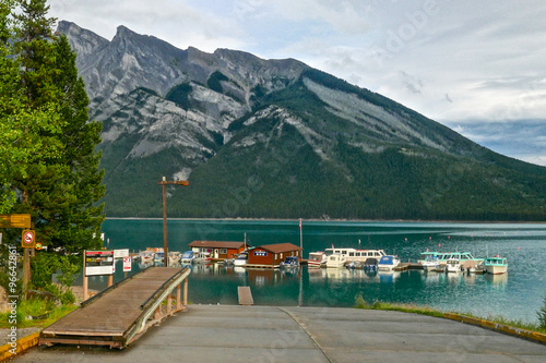 Lake Minnewanka, Parque Nacional de Banff, Canadá photo