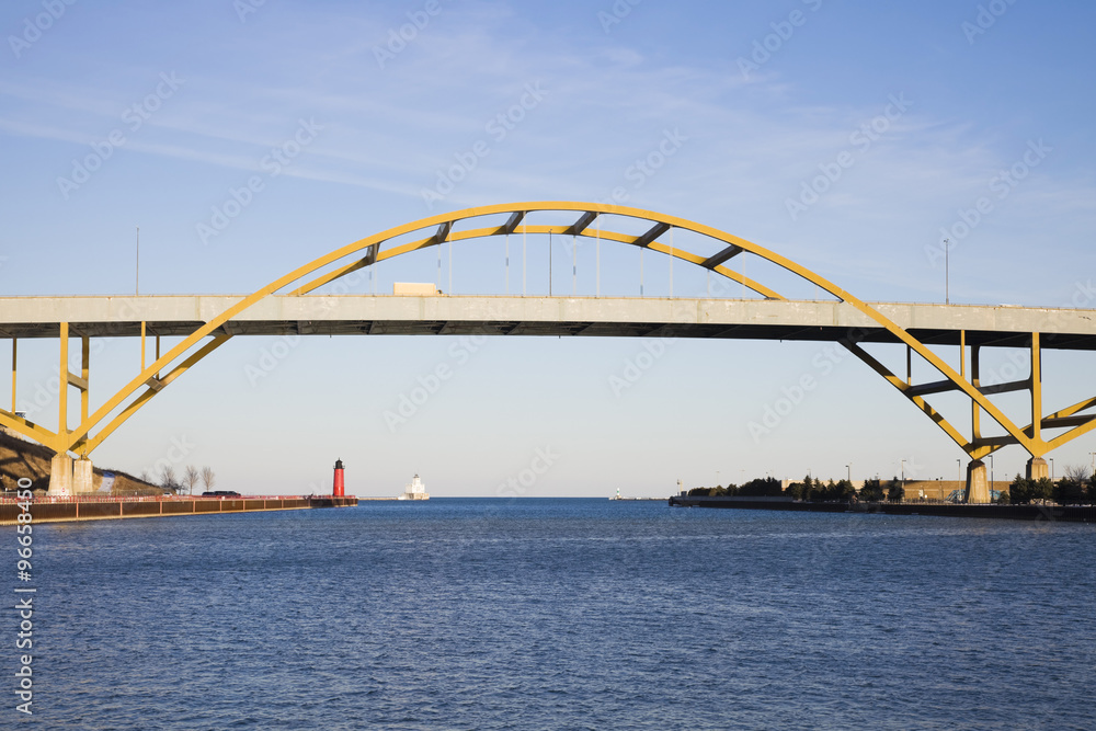 Naklejka premium Bridge on Lake Freeway