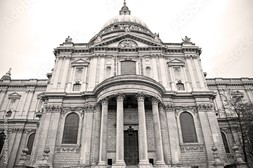 st paul cathedral in london england old construction and religio