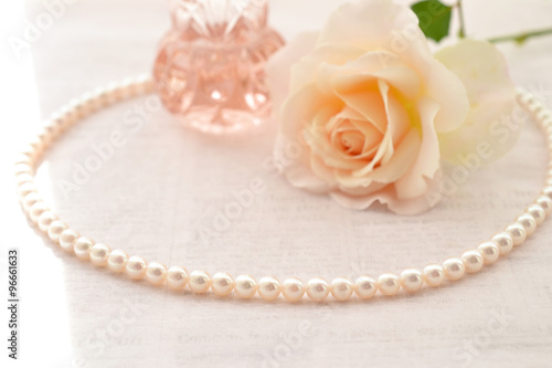 真珠のネックレスとバラ