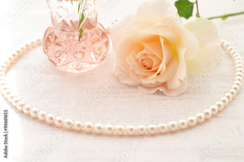 バラと真珠のネックレス