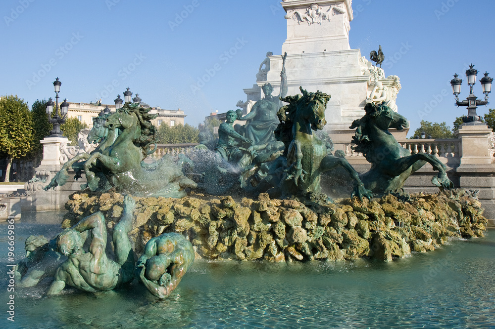 Obraz premium Bassin et fontaine à Bordeaux