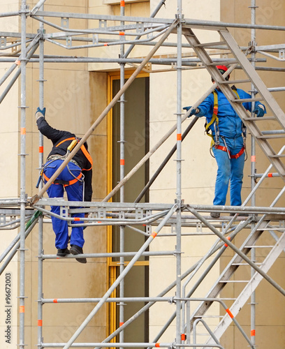 Echafaudeurs assemblant un échafaudage