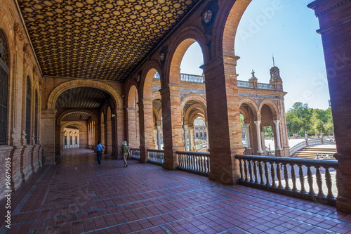 Foto columns arches near the famous Plaza of Spain in Seville, Spain