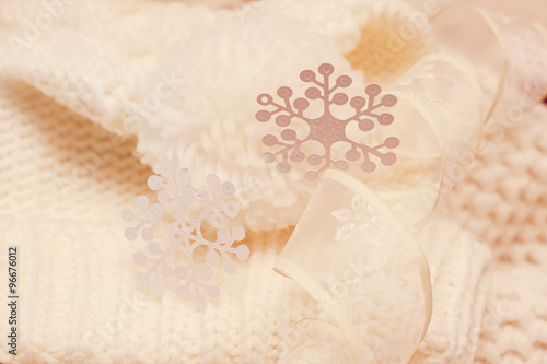 Fototapeta Naklejka Na Ścianę i Meble -  Big white snowflake on white knitted scarf background.