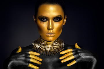 Fototapete Frauen Frauenporträt in Gold und Schwarz  © demidenko