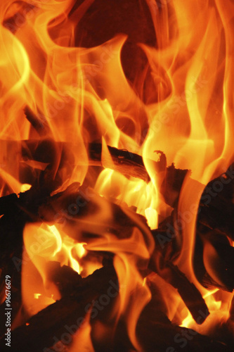loderndes Kaminfeuer mit Holzscheiten und hellen Flammen