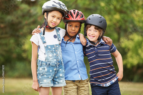 Gruppe Kinder mit Mountainbikes