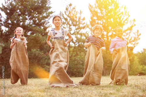 Gruppe Kinder beim Sackhüpfen photo