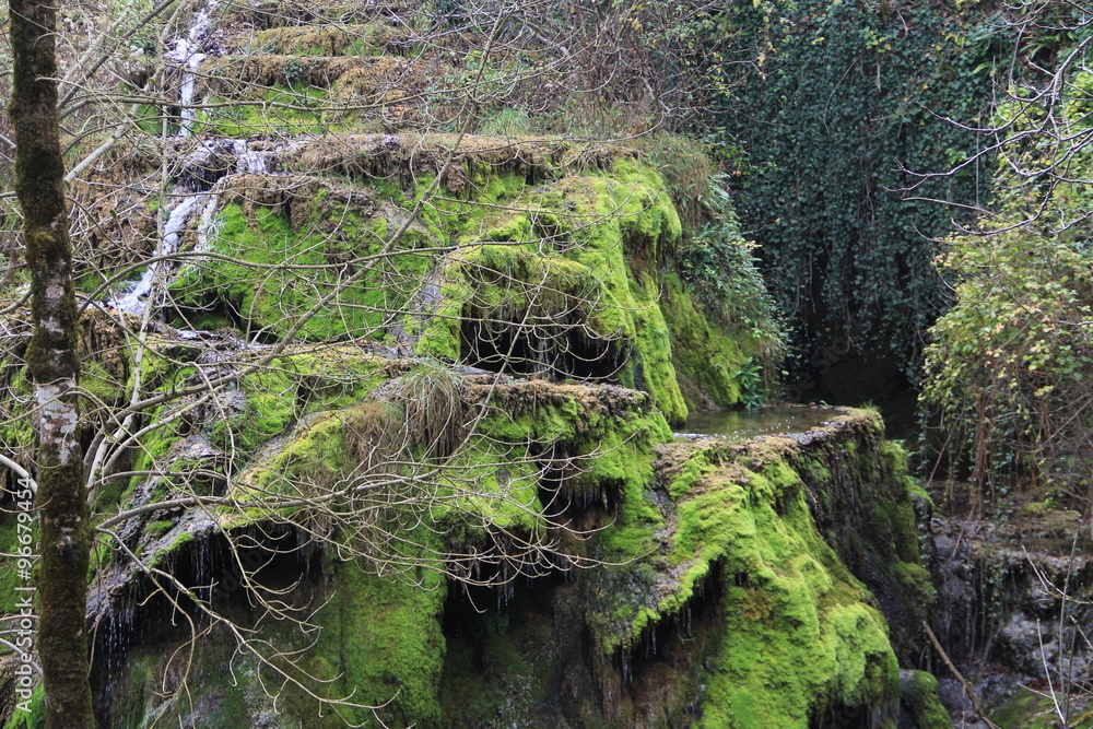 Fototapeta premium fontaine pétrifiante, Caylus, 82