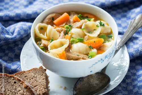 Veganer Nudeltopf mit Sojaschnetzeln photo