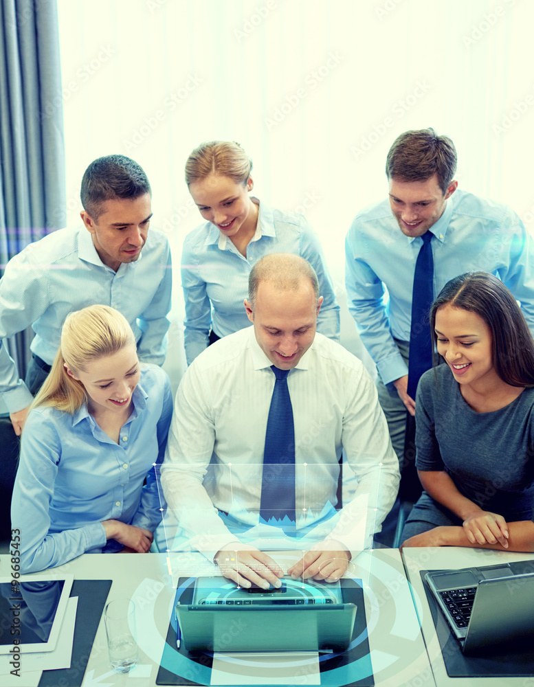 Obraz premium smiling business people with laptop in office