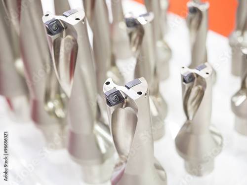 carbide cutting tool for cutting precision part