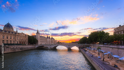 coucher de soleil sur la Conciergerie de Paris 