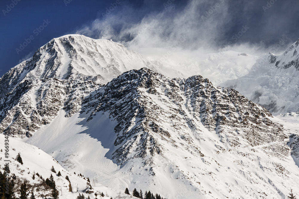 Snowy peaks blown by the wind