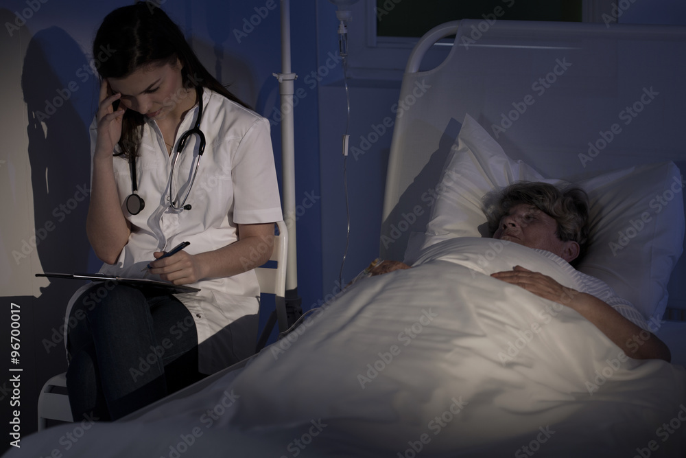 Obraz premium Medic diagnosing elderly woman