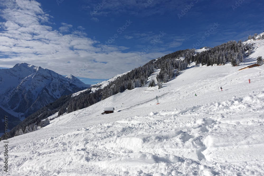 Schipiste mit Schlepplift in Tirol