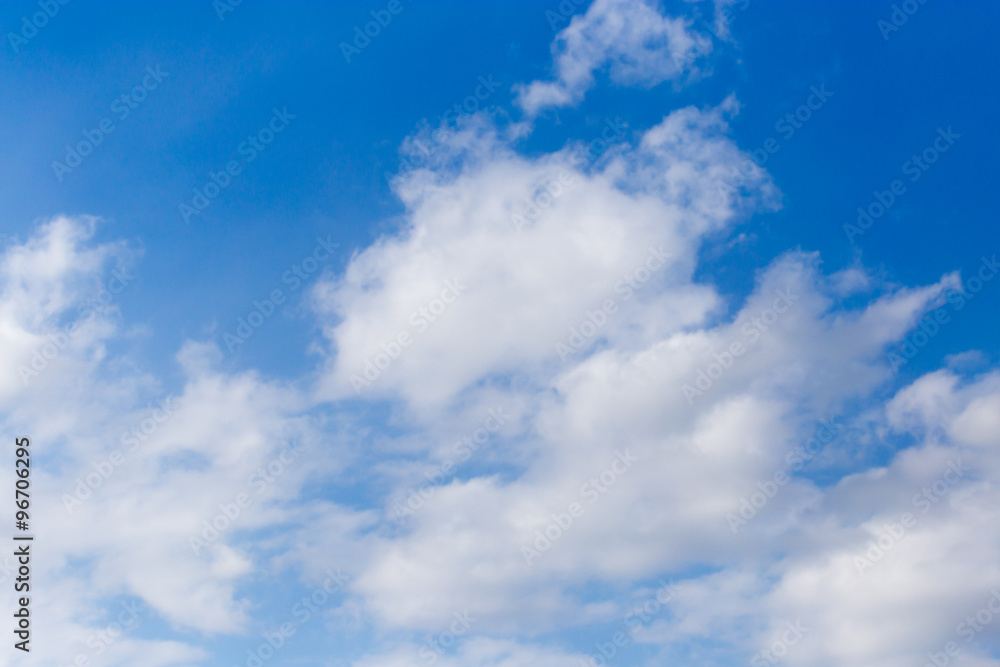 Fototapeta premium piękne chmury na niebieskim niebie