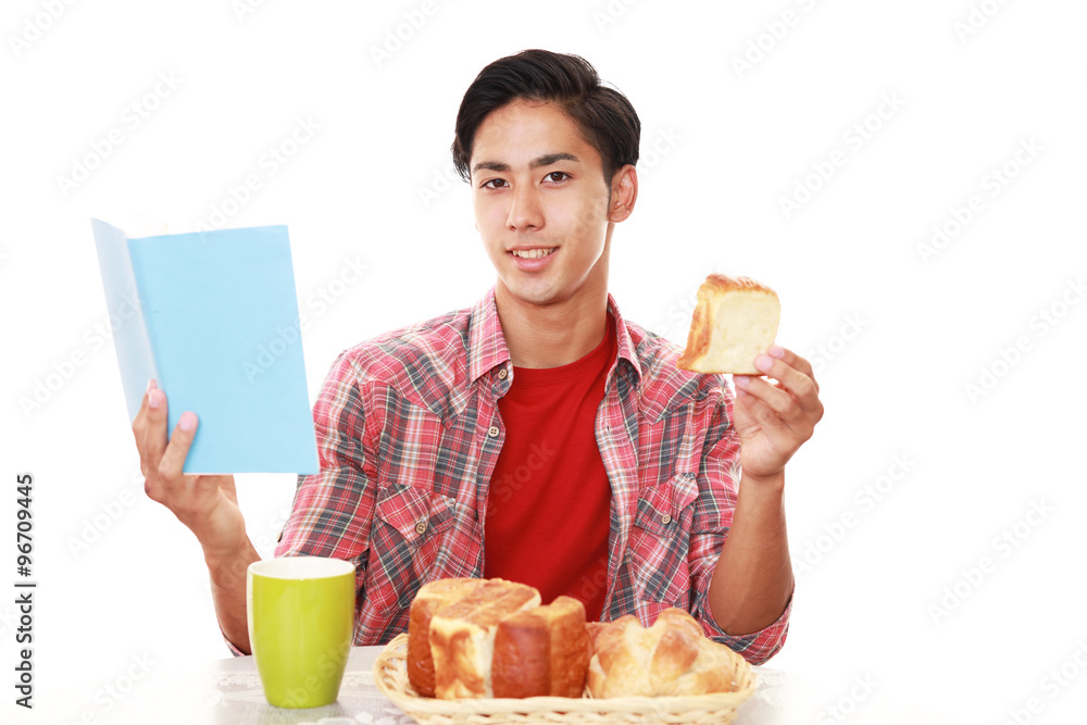 食事を楽しむ男性 食事を楽しむ男性