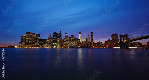 New York Skyline mit Brooklyn Bridge bei Nacht