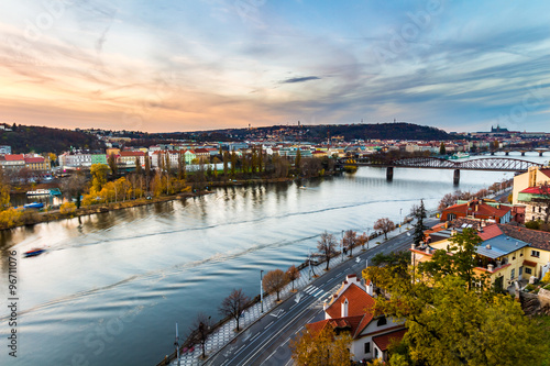 Photography view of the prague castle and railway bridge over vltava/moldau river taken from the vysehrad castle in prague