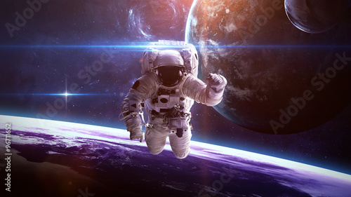 astronauta-na-tle-planet