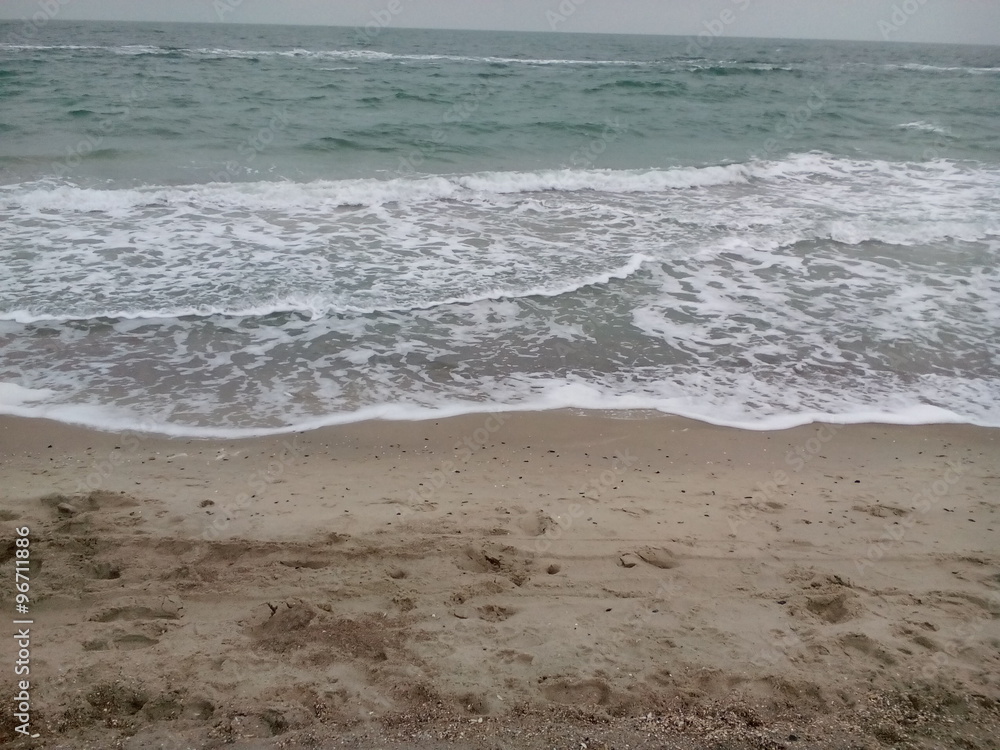 Маленькая морская волна на пляже