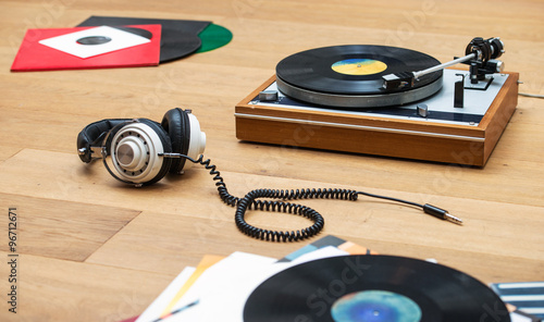 Fotografija Vinyl record player and head set