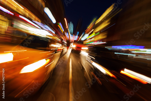 Bild mit kreativem Zoomeffekt vom nächtlichen Straßenverkehr in der Großstadt © Christian Müller