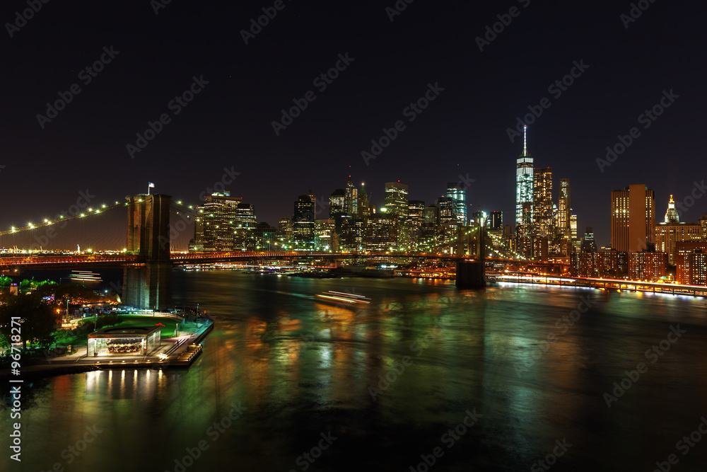 Skyline von Lower Manhattan, New York City, bei Nacht