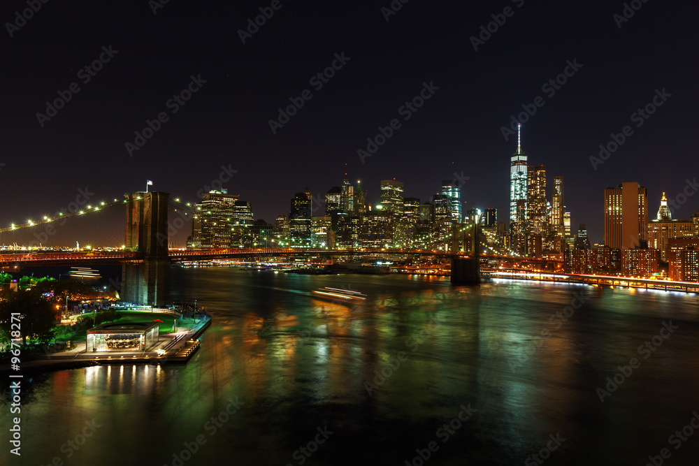 Fototapeta premium Skyline von Lower Manhattan, New York City, bei Nacht