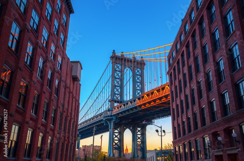 Blick auf die Manhattan Bridge von Brooklyn, New York City, bei Sonnenuntergang