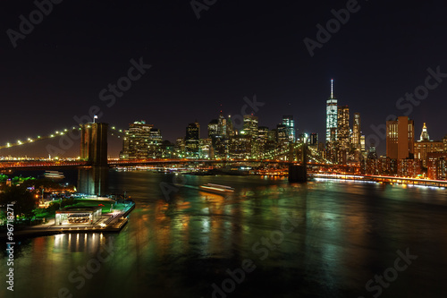 Skyline von Lower Manhattan  New York City  bei Nacht