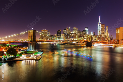 Skyline von Lower Manhattan  New York City  bei Nacht