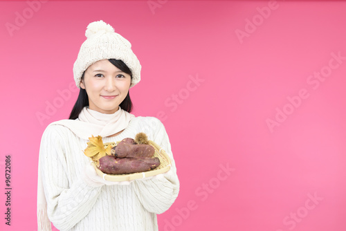 焼き芋を食べる女性