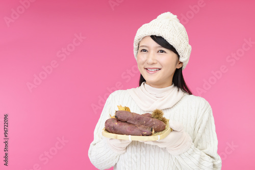 焼き芋を食べる女性