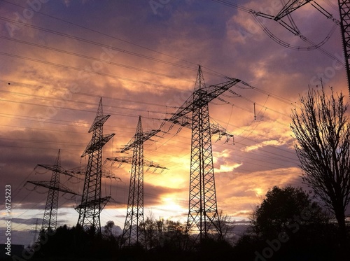Strommasten im Sonnenuntergang