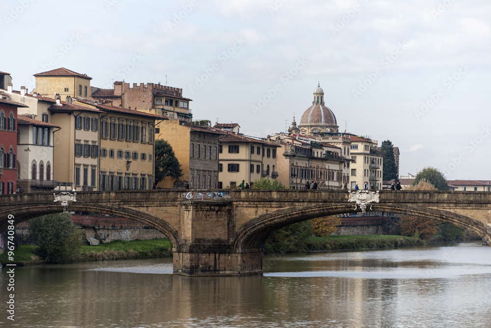Río Arno a su paso por la ciudad de Florencia, Italia