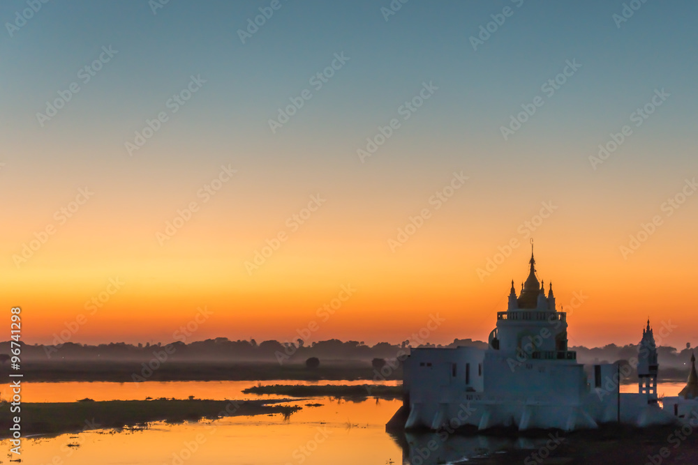 Fototapeta premium Sunset at Shwe Modeptaw Pagoda