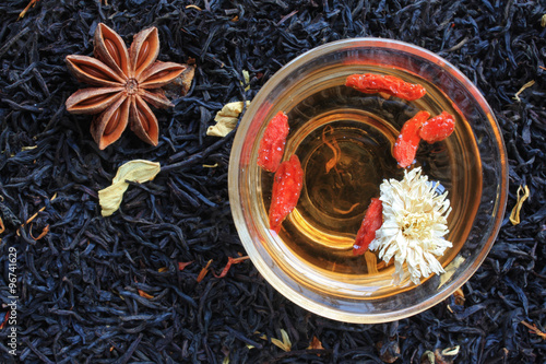 Thé noir aromatisé, chrysanthème, goji et badiane 