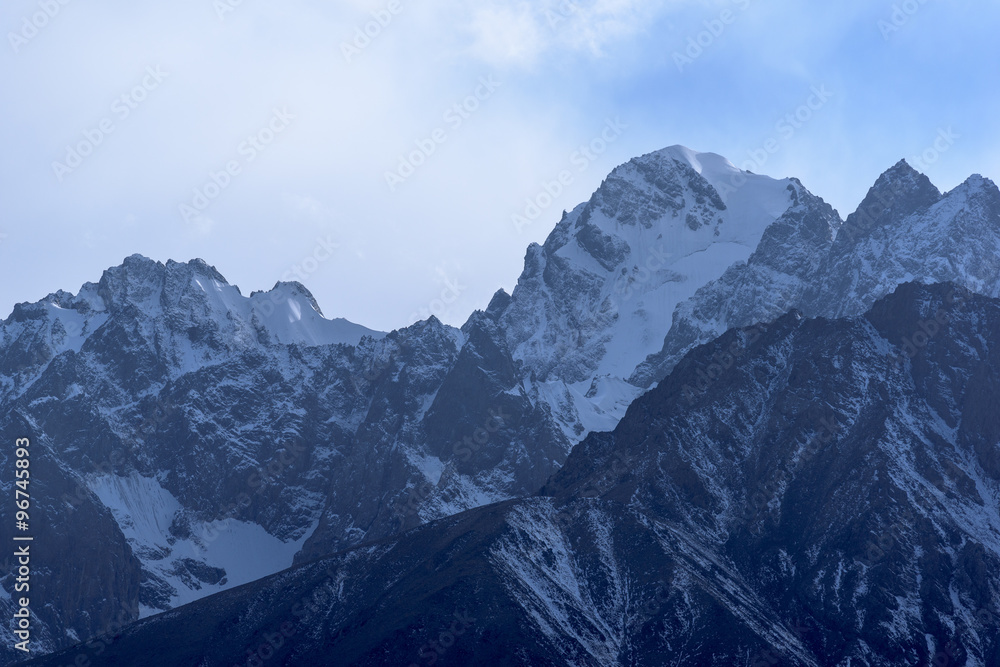 Obraz premium Landscape Scene along the Karakoram Highway that link China (Xinjiang province) with Pakistan via the Kunjerab pass