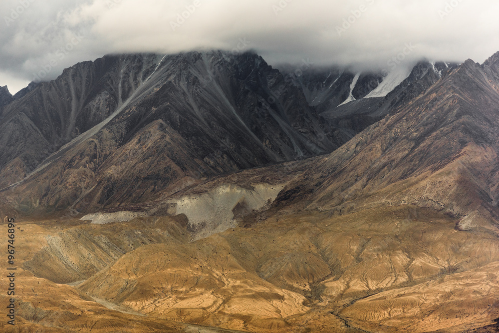 Obraz premium Landscape Scene along the Karakoram Highway that link China (Xinjiang province) with Pakistan via the Kunjerab pass