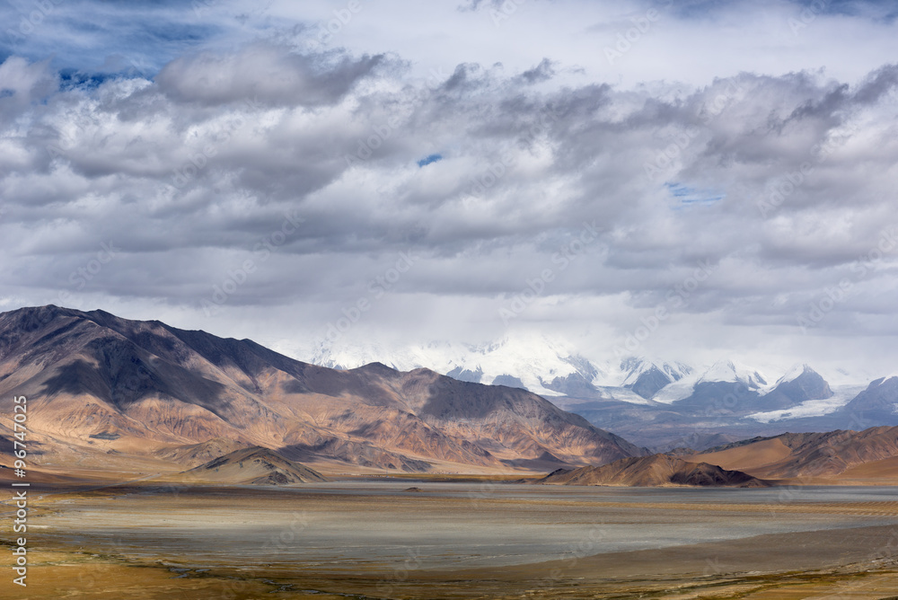 Fototapeta premium Mountain along the Karakoram Highway that link China (Xinjiang province) with Pakistan via the Kunjerab pass