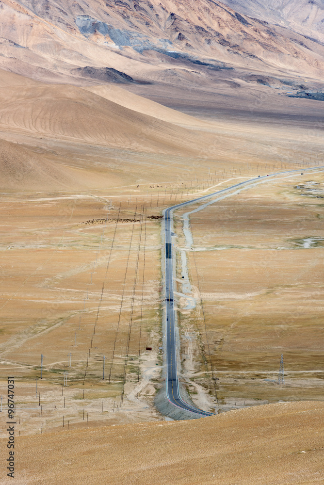 Obraz premium The Road along the Karakoram Highway that link China (Xinjiang province) with Pakistan via the Kunjerab pass