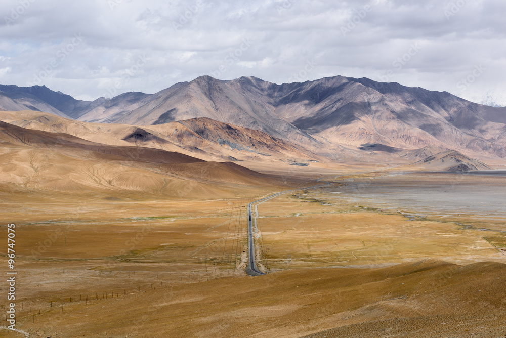 Obraz premium The Road along the Karakoram Highway that link China (Xinjiang province) with Pakistan via the Kunjerab pass