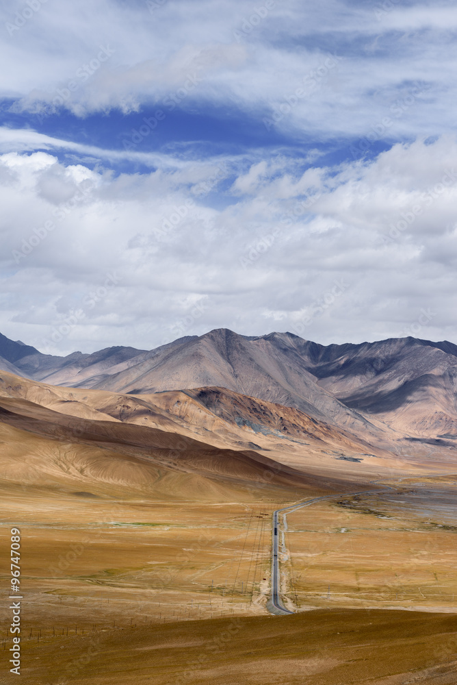 Fototapeta premium The Road along the Karakoram Highway that link China (Xinjiang province) with Pakistan via the Kunjerab pass