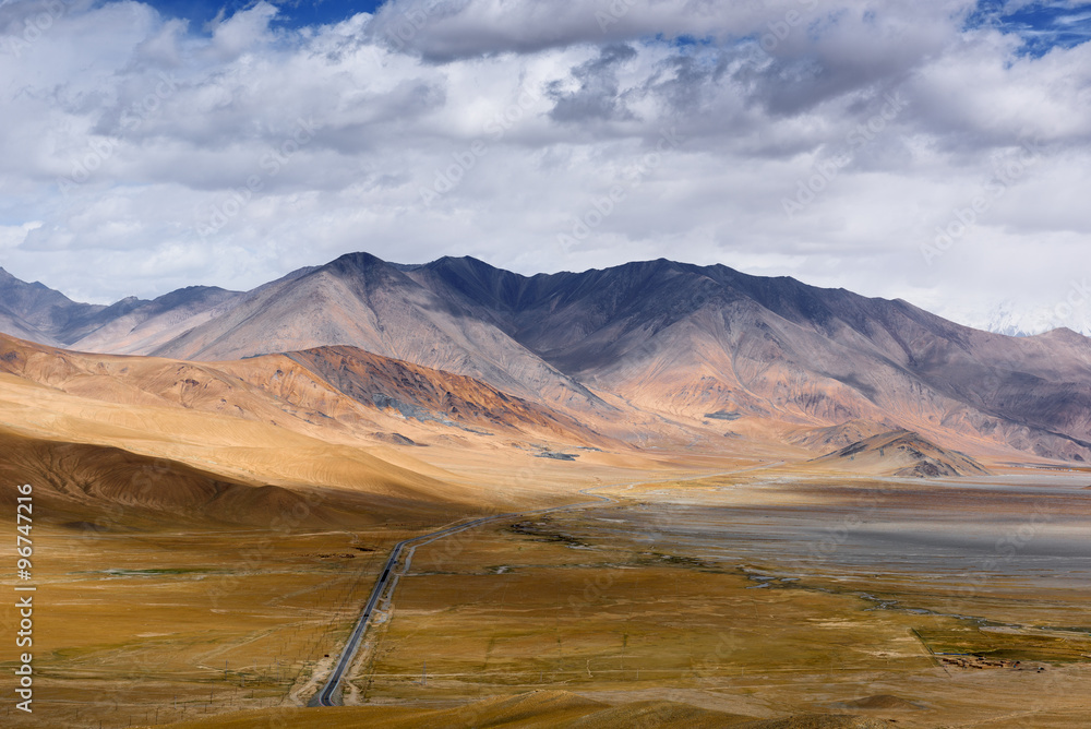 Fototapeta premium The Road along the Karakoram Highway that link China (Xinjiang province) with Pakistan via the Kunjerab pass