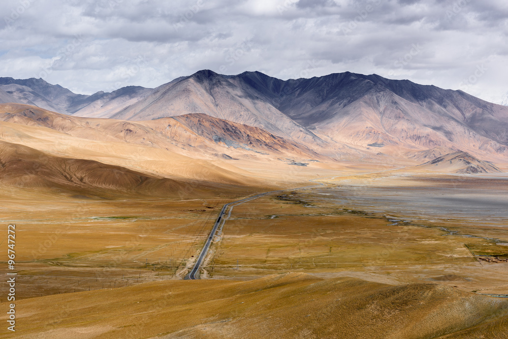 Fototapeta premium The Road along the Karakoram Highway that link China (Xinjiang province) with Pakistan via the Kunjerab pass