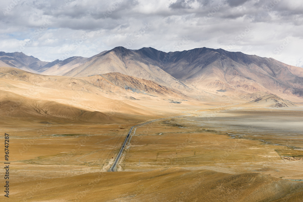 Obraz premium The Road along the Karakoram Highway that link China (Xinjiang province) with Pakistan via the Kunjerab pass