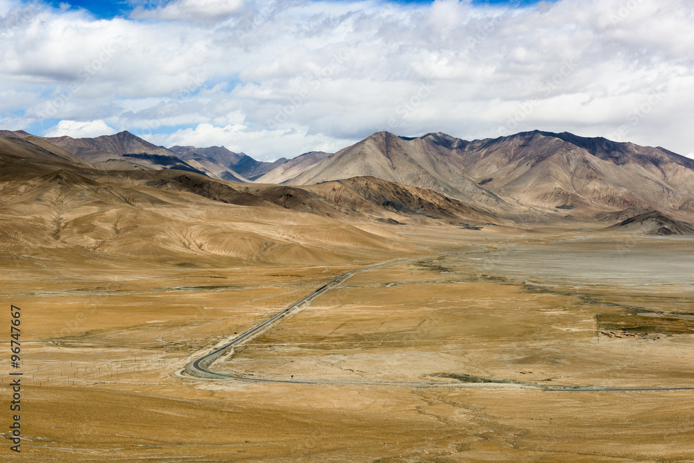 Obraz premium Mountain along the Karakoram Highway that link China (Xinjiang province) with Pakistan via the Kunjerab pass